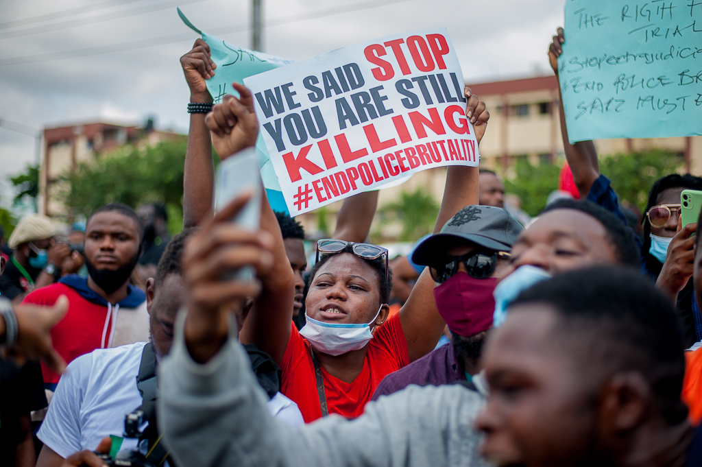 Protesters_at_the_endSARS_protest_in_Lagos,_Nigeria_50 Autore: AYOKANMI OYEYEMI Copyright: KAIZEN FOTOGRAPHY