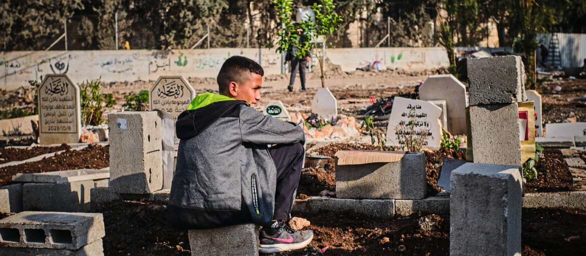 un ragazzo saluta l'amico morto la settimana prima